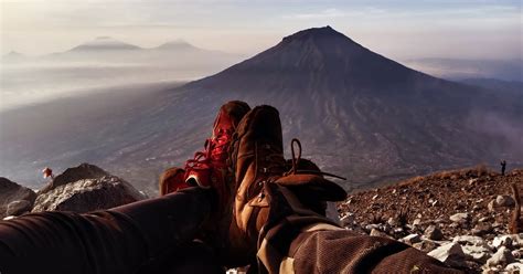 Destinasi Adventure yang Populer di Indonesia: Pendakian Gunung Sindoro
